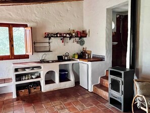 ثلاجة، موقد طهي مسطح، مستلزمات طهي/أطباق/أوعية