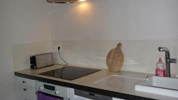 Een koelkast, een microgolfoven, een oven, een kookplaat