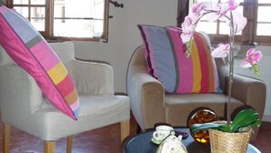 Un soggiorno con due divani, un tavolino da caffè e un'orchidea in vaso.