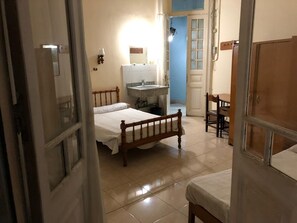 Quarto casal ou duplo básico | Individualmente decorados, individualmente mobiliados, escrivaninha