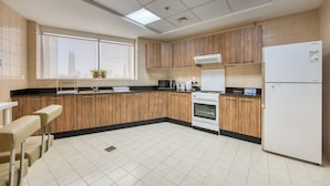 Apartment, 2 Bedrooms | Private kitchen | Full-sized fridge, microwave, oven, electric kettle - R&H Burj Al Nojoum (Dubai)