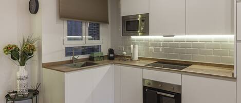 Réfrigérateur, micro-ondes, four, plaque de cuisson