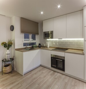 Een koelkast, een microgolfoven, een oven, een kookplaat