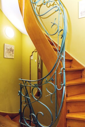 المنشأة من الداخل