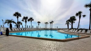 Una piscina al aire libre, una piscina climatizada