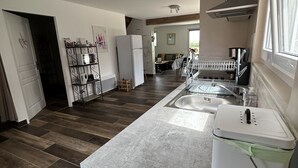 Una cocina moderna con una isla central, horno empotrado y lavavajillas.