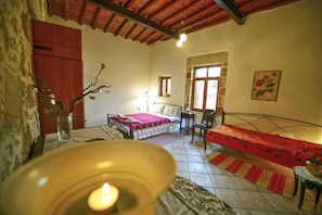Select Comfort beds, individually decorated, individually furnished - Picturesque Traditional Stone House (Kissamos)