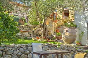 Garden view - Picturesque Traditional Stone House (Kissamos)