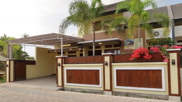 Fachada de la propiedad