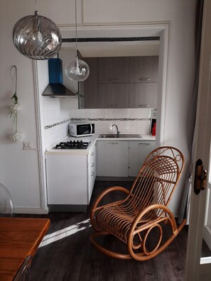 Kühlschrank, Mikrowelle, Ofen, Herdplatte