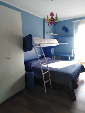 2 chambres, bureau, chambres insonorisées, fer et planche à repasser