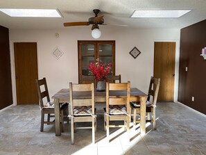 Dining - Charming home in Country Club Estates (Sierra Vista)