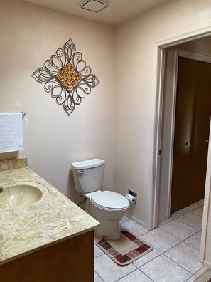 Combined shower/bathtub, hair dryer, towels, soap