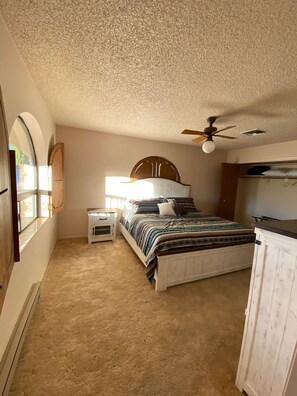 2 dormitorios, escritorio, tabla de planchar con plancha y cuna de viaje