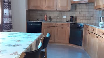 Fridge, oven, stovetop, dishwasher