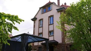 Un edificio a due piani con facciata in pietra e tetto piano.