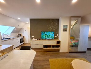 Comfort Studio (Josephine) | Living area | Flat-screen TV