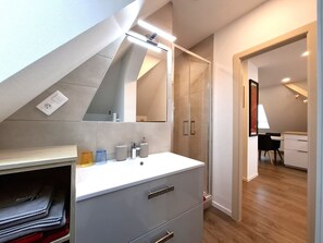 Comfort Studio (Josephine) | Bathroom | Shower, free toiletries, hair dryer, slippers - Le Jardin des Roses (Saverne)