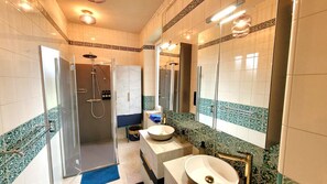 Departamento clásico (Victorine) | Baño | Regadera, amenidades de baño gratuitas, secadora de cabello, pantuflas 