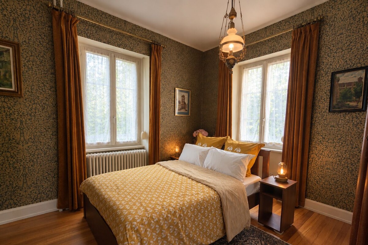 Suite Deluxe, vistas al jardín | Escritorio, espacio para trabajar con un portátil, cortinas opacas