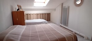 2 間睡房、熨斗/熨衫板