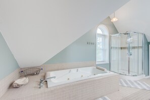 Dusche, Whirlpool, Haartrockner, Handtücher