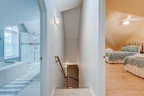 4 habitaciones, escritorio y tabla de planchar con plancha 