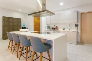 Køleskab, mikrobølgeovn, ovn, kogeplade