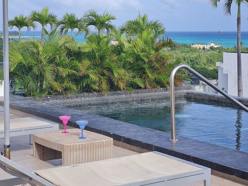 Pet-Friendly! Fast Wi-Fi, AC & Rooftop Pool!