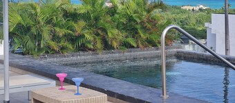 Pet-Friendly! Fast Wi-Fi, AC & Rooftop Pool!