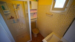 A bathroom with a toilet, shower, and sink. - House in Grau d'Agde, 300 meters from the sea (Agde)