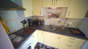 A compact kitchen with a washing machine, a sink, and various kitchen utensils. - House in Grau d'Agde, 300 meters from the sea (Agde)
