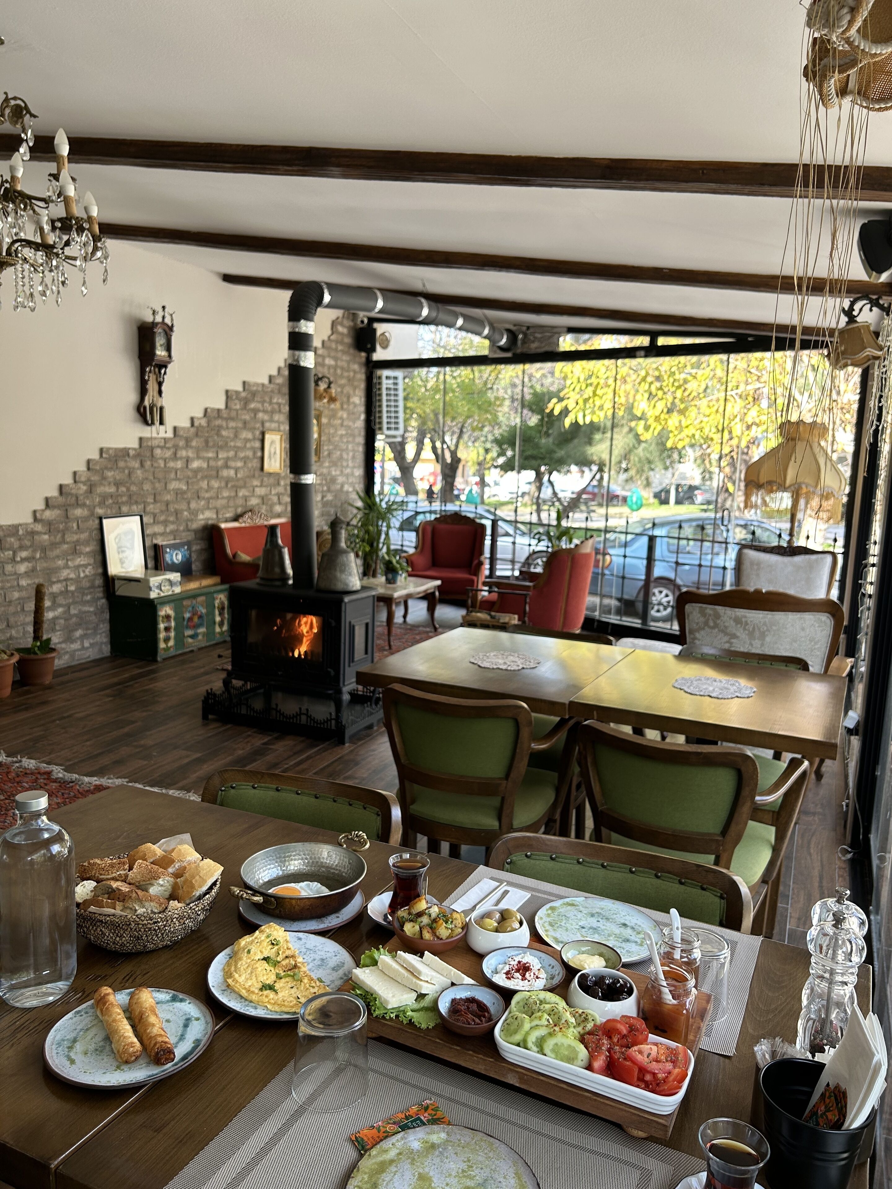 free daily full breakfast