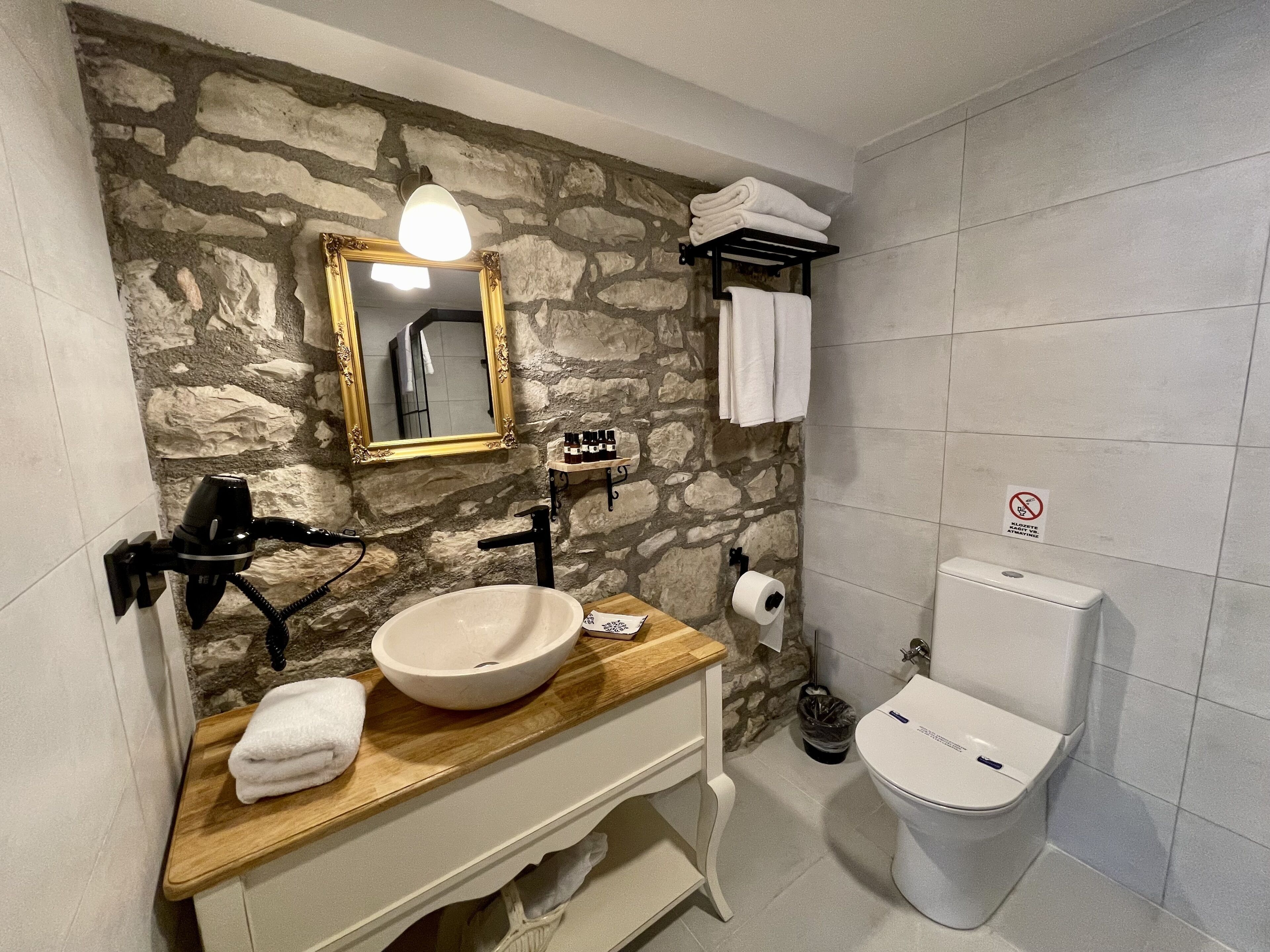 deluxe double room | bathroom | shower, eco-friendly toiletries, hair dryer, slippers
