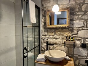 Quarto casal luxo | Banheiro | Chuveiro, produtos de toalete biodegradáveis, secador de cabelo 