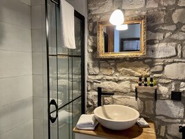 Deluxe Double Room | Bathroom | Shower, eco-friendly toiletries, hair dryer, slippers