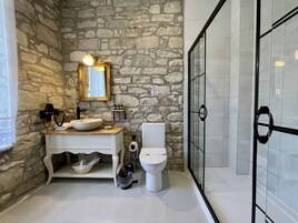 Superior Room | Bathroom | Shower, eco-friendly toiletries, hair dryer, slippers
