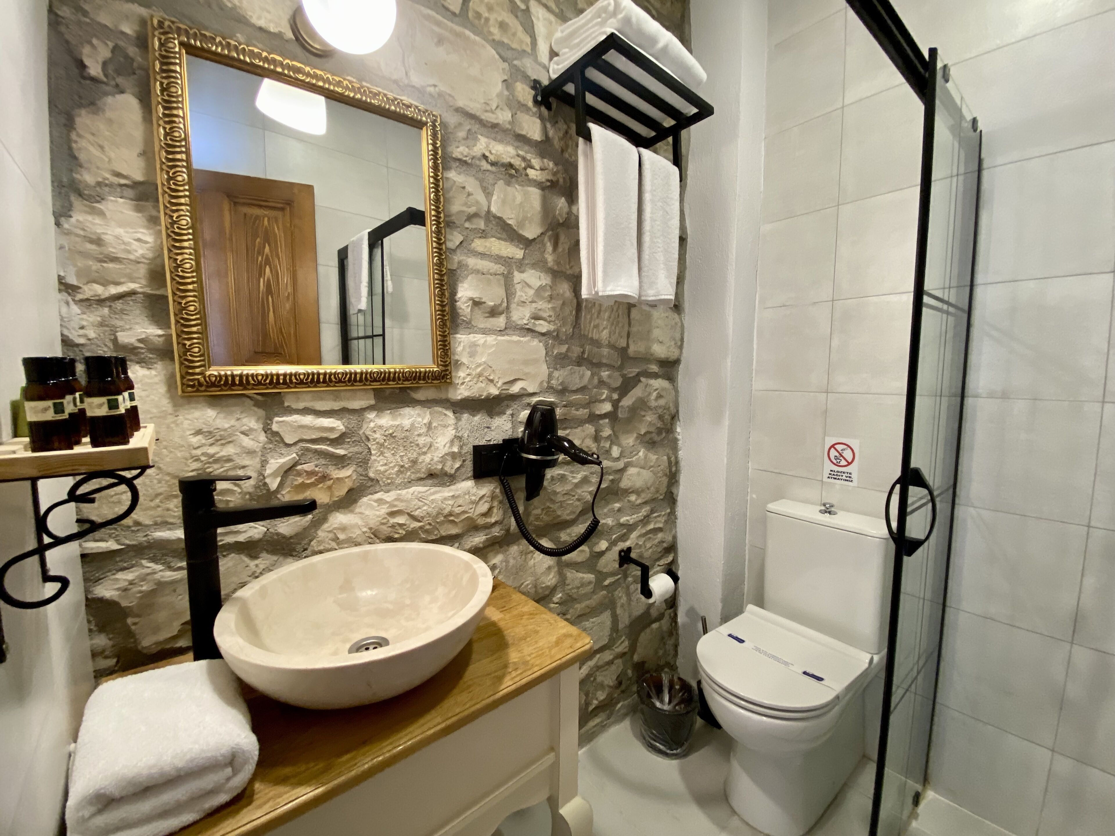 deluxe double room | bathroom | shower, eco-friendly toiletries, hair dryer, slippers