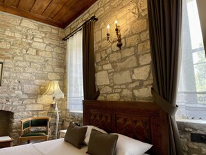 Superior Room | Egyptian cotton sheets, premium bedding, down duvets, memory-foam beds - Urla Taş Konak Otel (Urla)