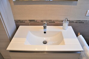 Douche, séchoir à cheveux, bidet, serviettes fournies