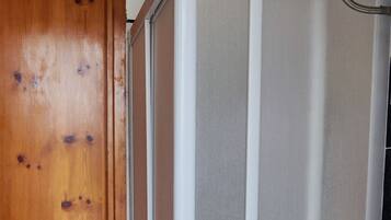 Haartrockner, Handtücher, Seife, Shampoo