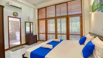 6 bedrooms, desk, iron/ironing board, free WiFi