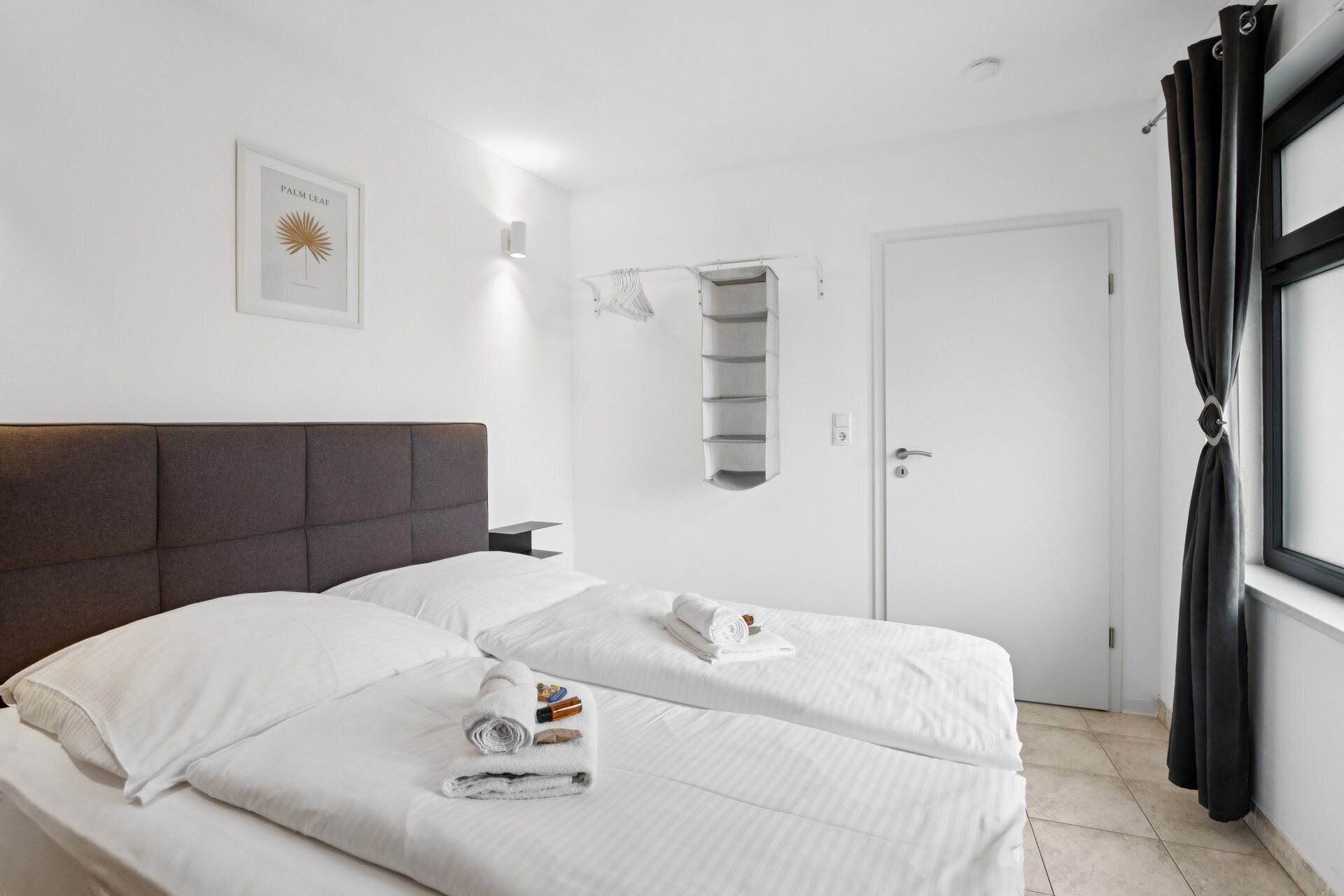 5 bedrooms, desk, iron/ironing board, travel crib
