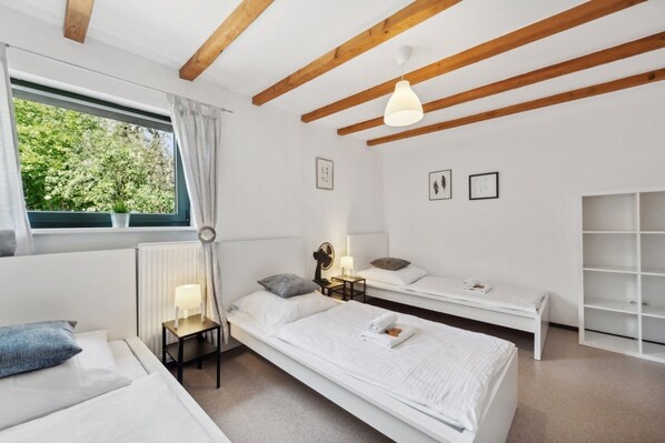 5 bedrooms, iron/ironing board, WiFi, bed sheets