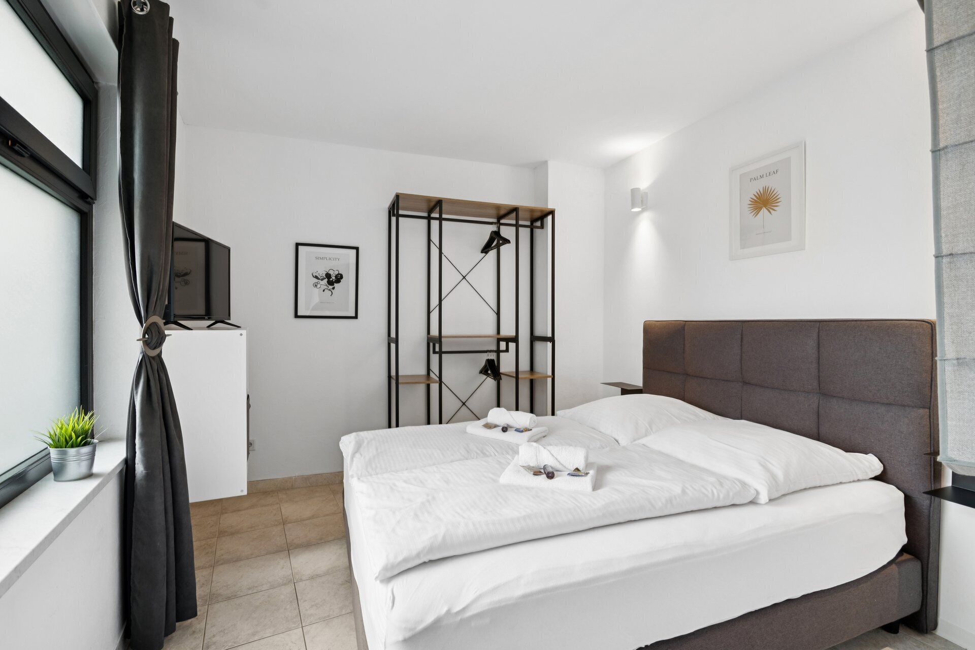 5 habitaciones, escritorio y tabla de planchar con plancha 