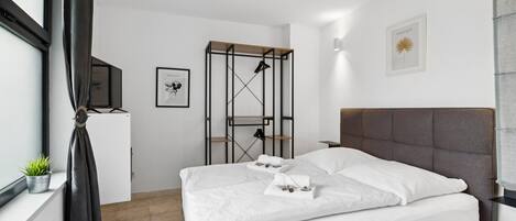 5 habitaciones, escritorio y tabla de planchar con plancha