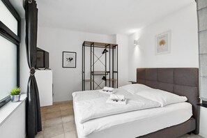 5 quartos, escrivaninha, ferros/tábuas de passar roupa, berço de viagem