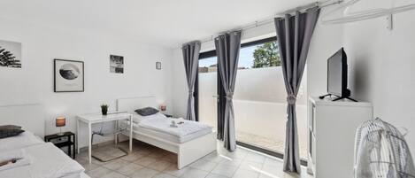 5 bedrooms, iron/ironing board, WiFi, bed sheets