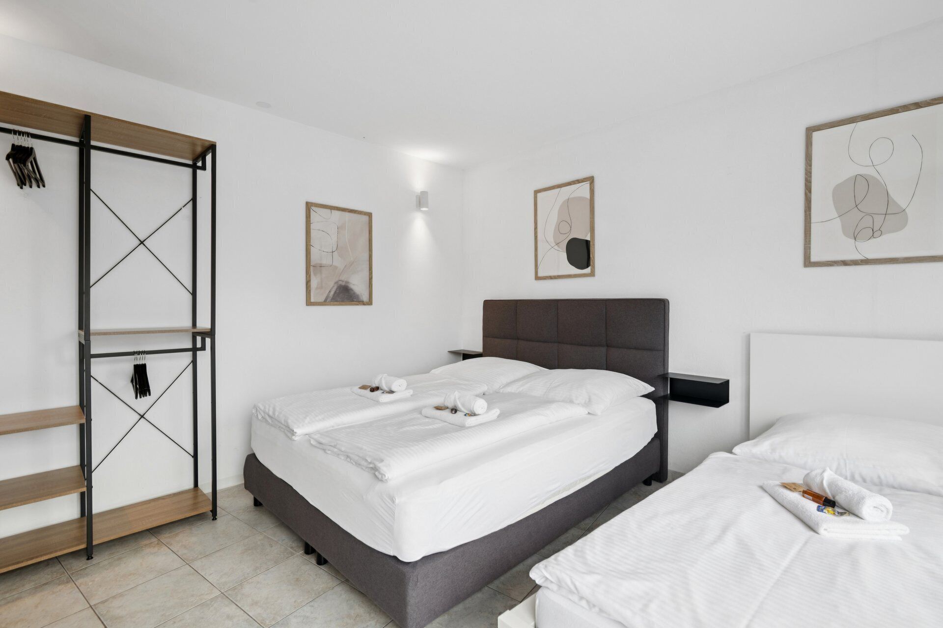 5 habitaciones, escritorio y tabla de planchar con plancha 