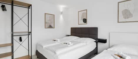 5 habitaciones, escritorio y tabla de planchar con plancha
